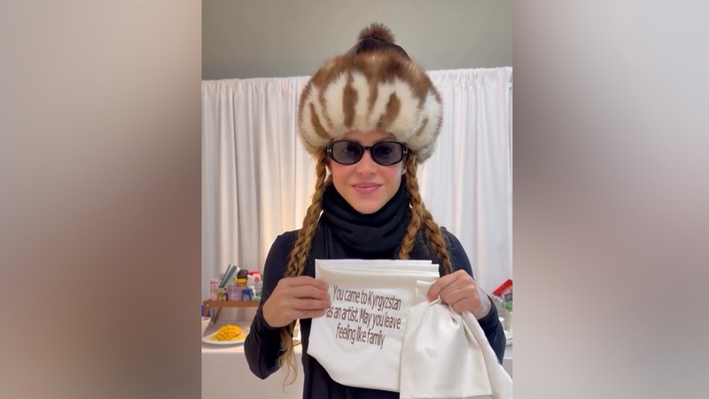 Шакира надела кыргызский тебетей и поделилась закулисным видео перед концертом в Бишкеке