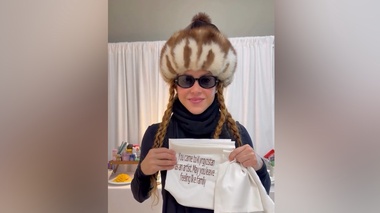 Шакира надела кыргызский тебетей и поделилась закулисным видео перед концертом в Бишкеке