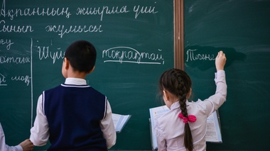 Прически, макияж и маникюр: что школы Казахстана могут запрещать ученикам