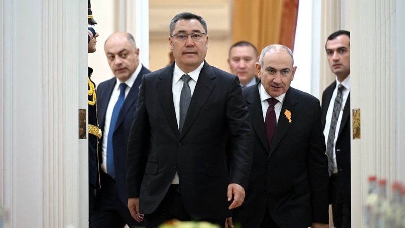 Жапаровты “Қазақстан президенті” деп таныстырған Пашинян протокол басшысын жұмыстан босатты – БАҚ