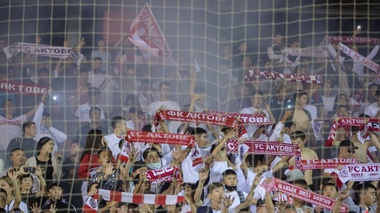 “Ақтөбе“полиция шешімінен кейін даулы плакат ұстаған жанкүйер қыздарды қолдады