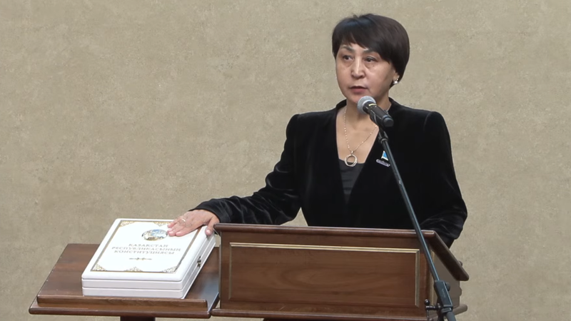 Новый депутат Курултая Гульнар Тойлыбаева принесла присягу