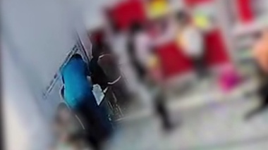 Сотрудница детсада попала на видео во время избиения ребёнка: полиция начала расследование