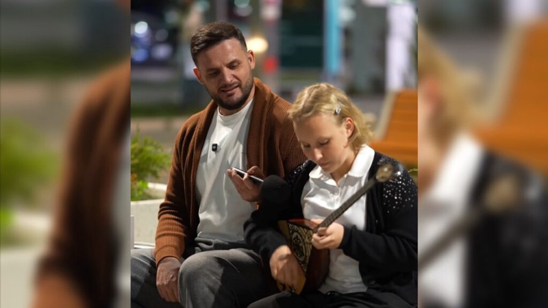 «Маған оның үні ұнайды»: Ксения есімді оқушы домбыра тарту шеберлігімен қазақстандықтарды тәнті етті