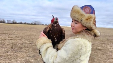 «12 жасымнан бүркіт баптаймын»: Айшолпанның сіңілісі де құсбегілік жолға түскен