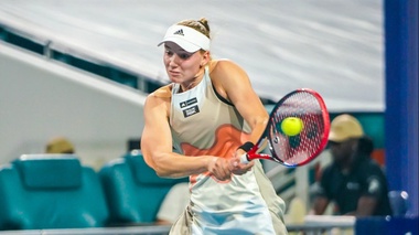 Елена Рыбакина оформила 50-ю победу в сезоне после отказа соперницы