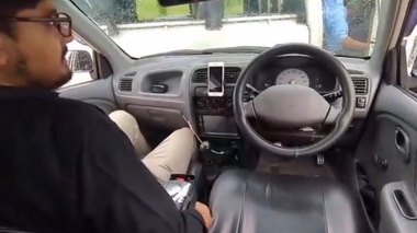 Худшая реклама беспилотного управления авто попала на видео - автомобиль въехал в полицейский фургон