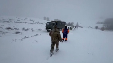Снегопад на востоке Казахстана: спасатели эвакуировали семерых человек