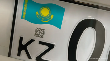 Нецензурная надпись на госномере обошлась в крупную сумму водителю из Уральска
