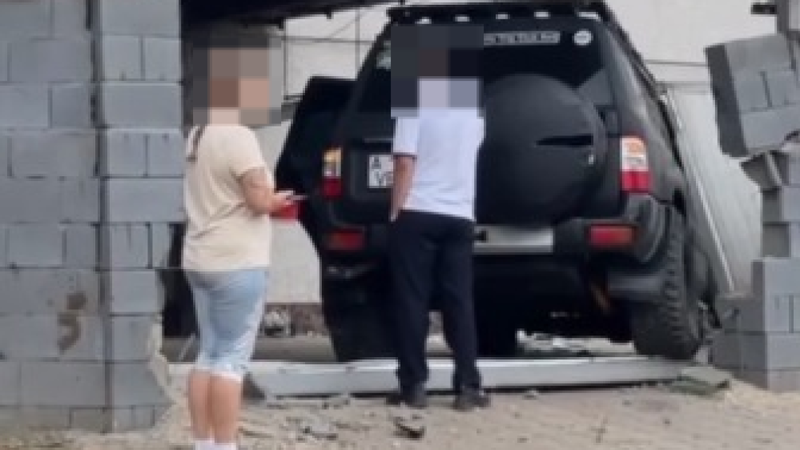 В Алматы школьник за рулём внедорожника снёс забор жилого дома