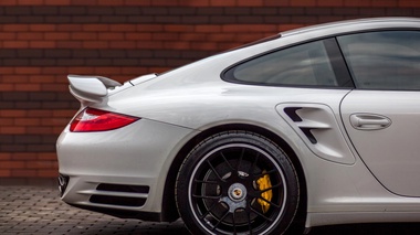 Porsche отзывает топовые модели 911 и 718 из-за возможного отваливания колёс