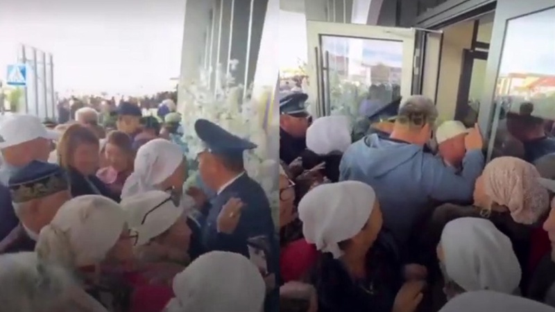 Толпа и давка на входе: открытие вокзала в Мангистау попало на видео