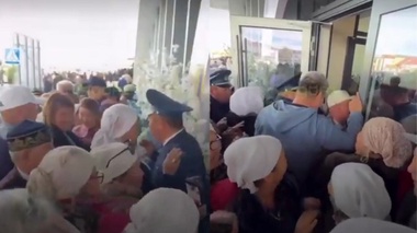 Толпа и давка на входе: открытие вокзала в Мангистау попало на видео