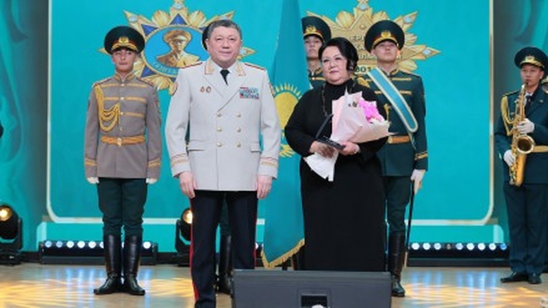Ғазиз Байтасовтың ерлігін ұлықтаған алғашқы медаль әйеліне табысталды