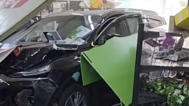 В Боралдае автомобиль влетел в магазин и устроил погром: видео