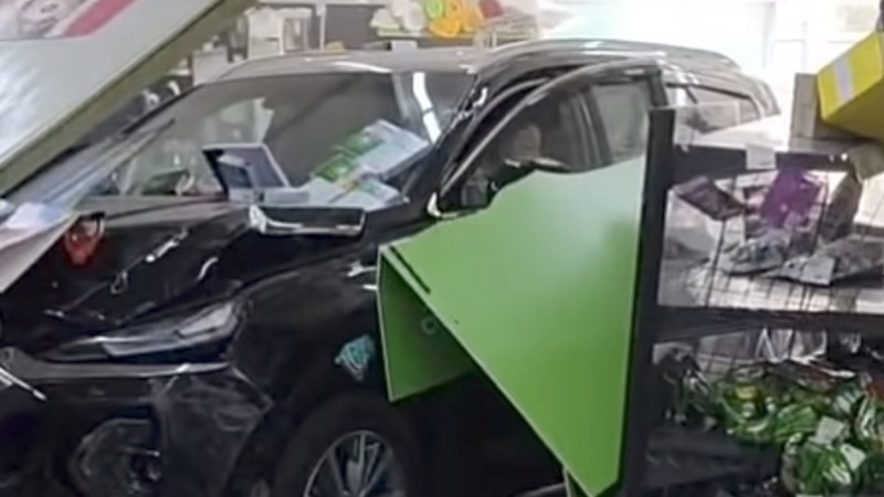Боралдайда көлік дүкенге кіріп кетіп, астаң-кестеңін шығарды: видео