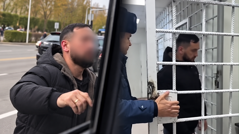Бил по стеклу автобуса и ругался: в Астане наказали агрессивного водителя