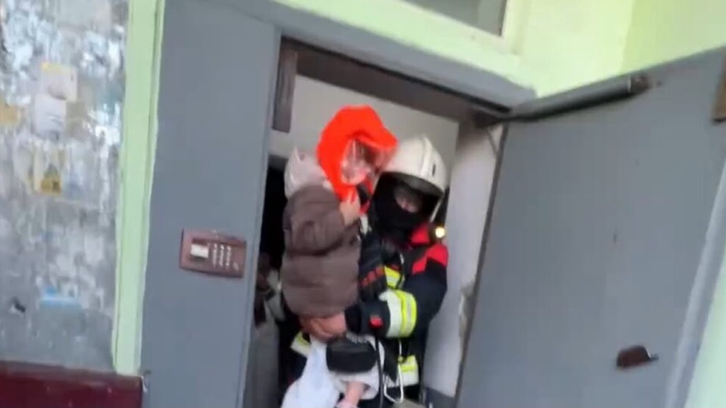 В Караганде при пожаре в девятиэтажке спасли пятерых детей