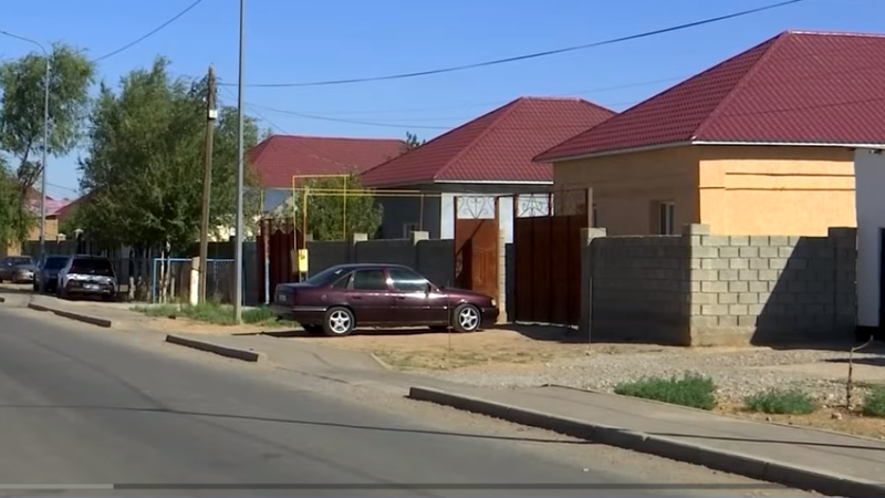 “Однажды всё это рухнет“: жители Арыси опасаются за свои дома из-за взрывов