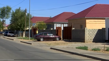 “Однажды всё это рухнет“: жители Арыси опасаются за свои дома из-за взрывов