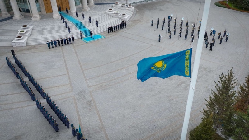 Тоқаев Астанада Мемлекеттік ту көтеру рәсіміне қатысты
