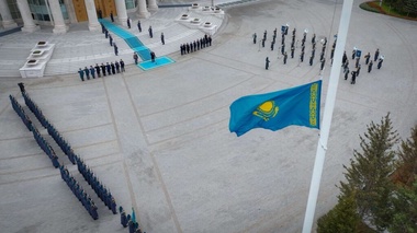 Президент Мемлекеттік ту көтеру рәсіміне қатысты