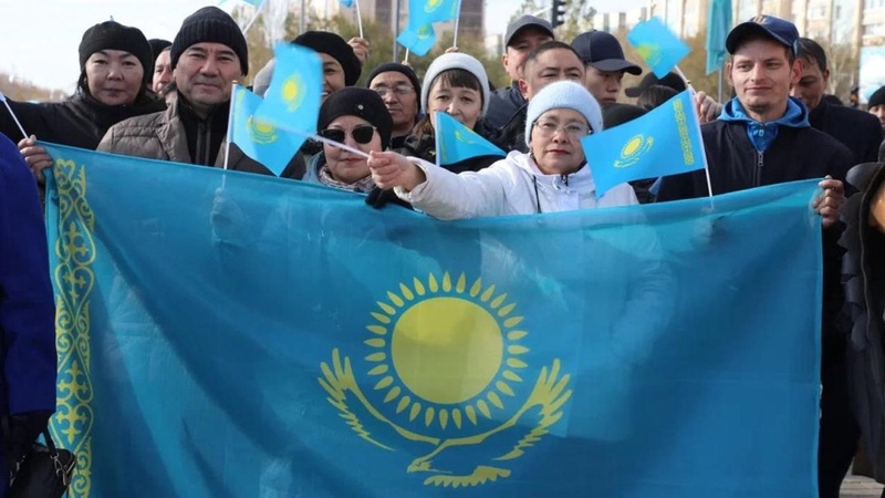 Государственный флаг торжественно подняли в Караганде