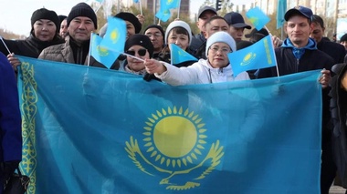 Государственный флаг торжественно подняли в Караганде