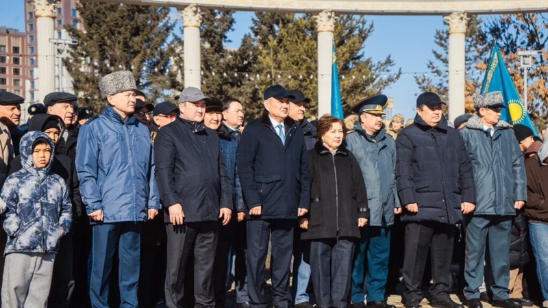 В Усть-Каменогорске ко Дню Республики подняли государственный флаг