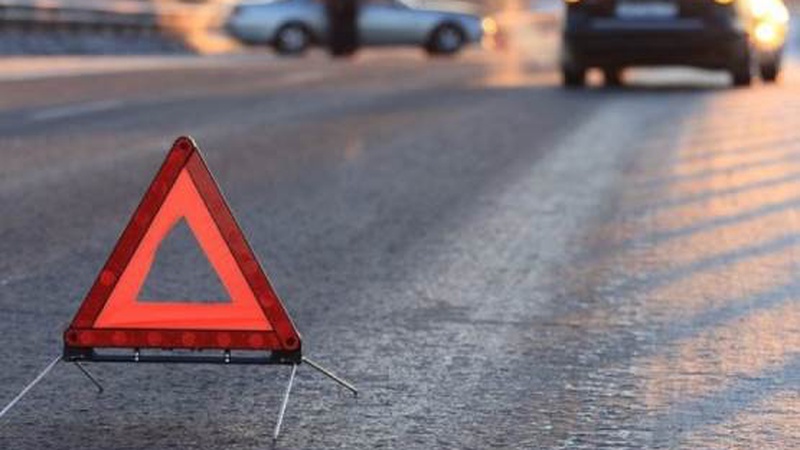 Грузовик снес автобусную остановку после ДТП в Алматы