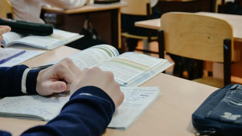 В Казахстане пришлось перепечатать школьные учебники из-за “сказочных персонажей“