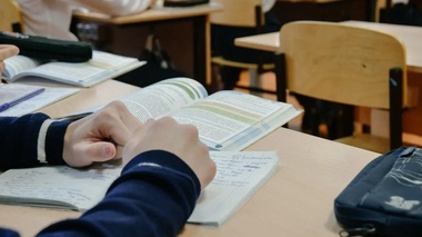 В Казахстане пришлось перепечатать школьные учебники из-за “сказочных персонажей“