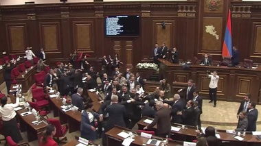 В парламенте Армении подрались депутаты от партии Пашиняна и оппозиции