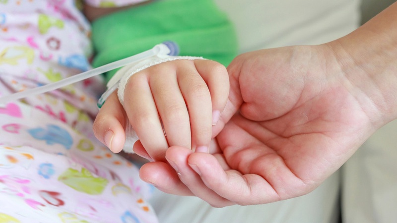 Больше недели в реанимации: 3-летнюю девочку пытаются спасти после лечения зубов в Павлодаре