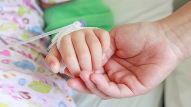Больше недели в реанимации: 3-летнюю девочку пытаются спасти после лечения зубов в Павлодаре