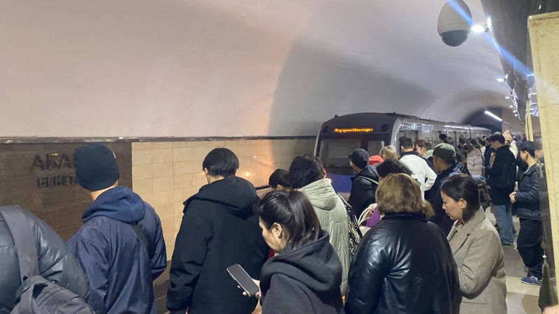 “Доехать нераздавленным“. Почему метро в Алматы не справляется с потоком пассажиров и как это исправить