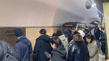 “Доехать нераздавленным“. Почему метро в Алматы не справляется с потоком пассажиров и как это исправить