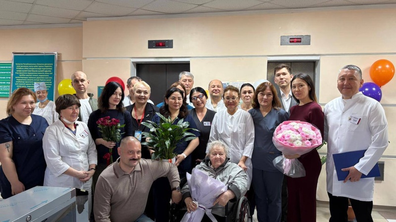 Ей аплодировала вся больница: в Костанае проводили на пенсию легендарного онколога