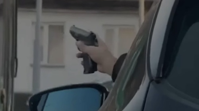Пассажир направил игрушечный пистолет на автобус из салона авто и получил наказание в Алматы