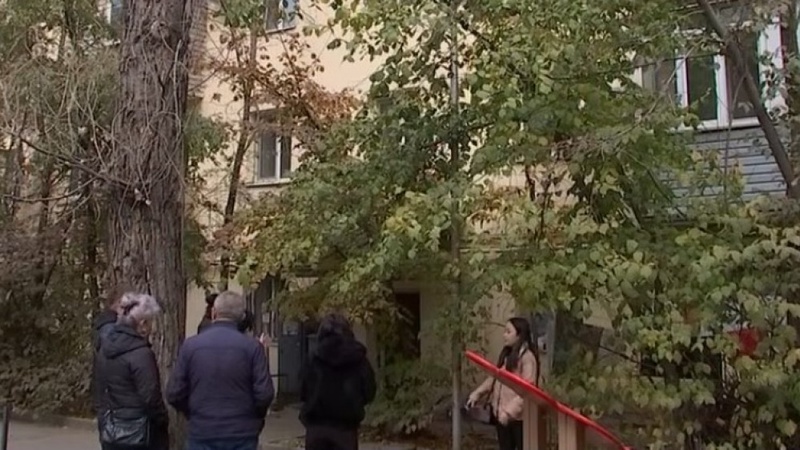 Алматыда әйел пәтерін қоқысқа толтырып, көршілерін әбігерге салды