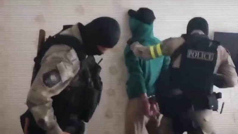 Жалдамалы пәтерлерде жасырынып жүрген: полиция алаяқтық жасады деген күдіктінің ұсталу сәтін көрсетті