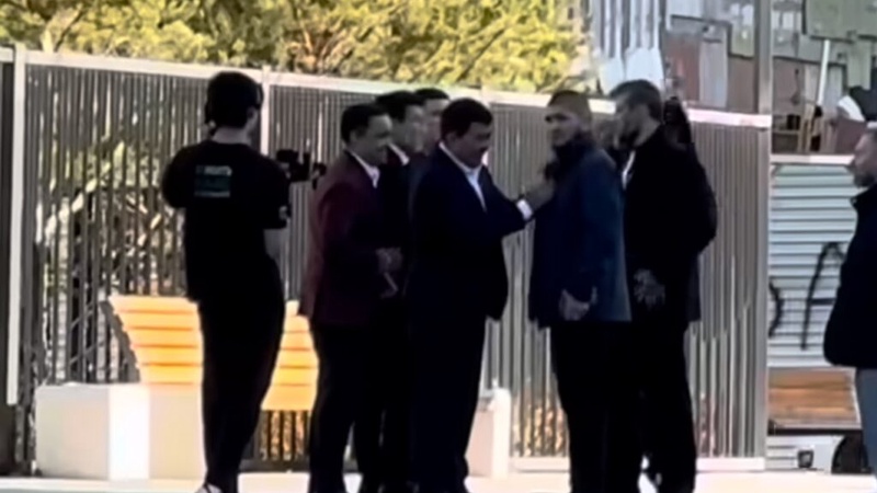 Хабиб Нурмагомедов приехал в Астану и получил памятный подарок