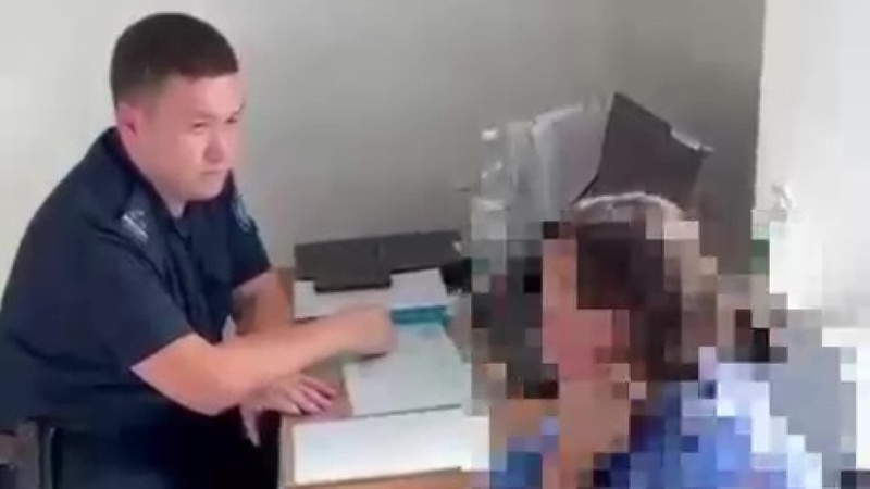 Мать найденной на мусорке новорождённой нашли полицейские