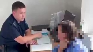 Мать найденной на мусорке новорождённой нашли полицейские