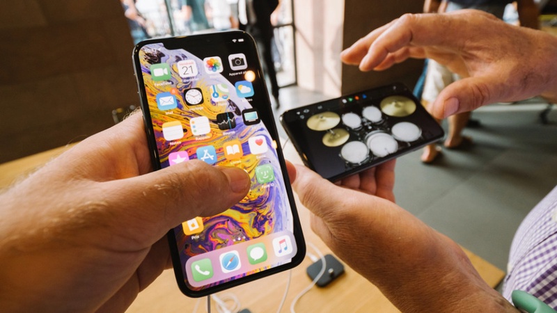 “Екі iPhone-ға бір нөмір“. Apple көптен күткен функцияны әзірлеп жатыр