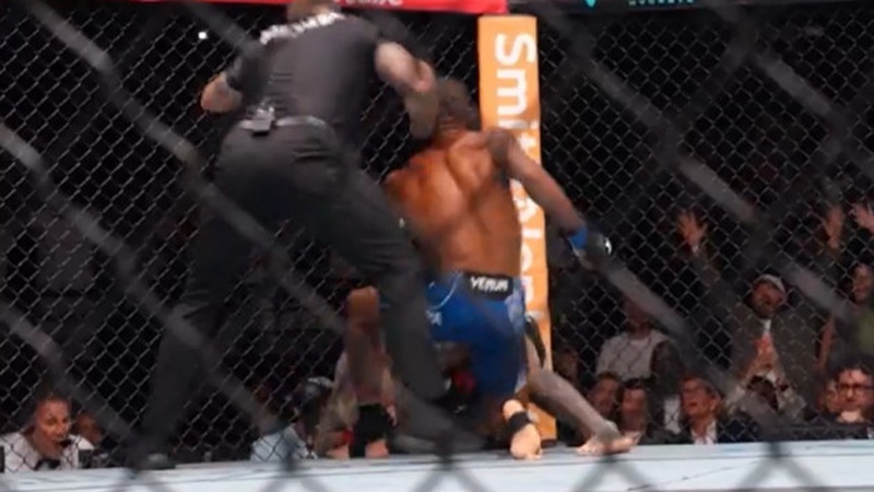 Нокаутом в первом раунде закончился главный бой UFC