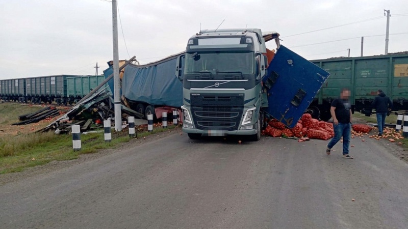 Теміржол өткеліндегі апат: 23 тонна пияз шашылды