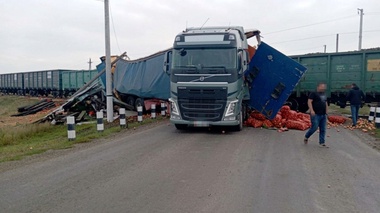 Теміржол өткеліндегі апат: 23 тонна пияз шашылды