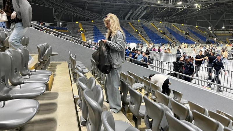 Экоакция на «Астана Арене»: концерт Энрике Иглесиаса в столице завершился массовой уборкой