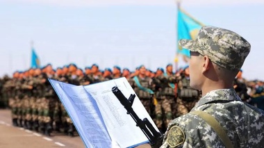 Көзі шүңірейіп, қатты жүдепті: анасы әскерде соққыға жығылған ұлының жағдайы туралы айтып берді